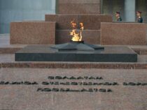 Евгений Куйвашев возложил цветы к Широкореченскому военному мемориалу в День Победы