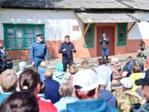 Евгений Куйвашев и Александр Куренков обсудили с жителями Таёжного восстановление посёлка