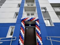 Евгений Куйвашев вручил ключи от новых квартир жителям Сосьвы, лишившимся крыши над головой из-за серьезного пожара, и дал ряд поручений по дальнейшему развитию поселка
