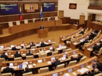 Евгений Куйвашев поблагодарил Людмилу Бабушкину и депутатов Законодательного Cобрания за эффективную работу в 2022 году