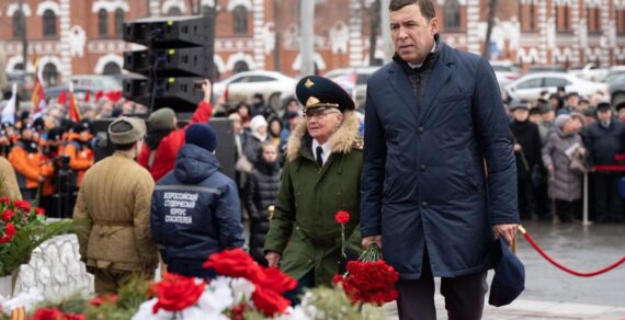 Евгений Куйвашев возложил цветы к памятнику воинам Уральского добровольческого танкового корпуса в год 80-летия народного подвига