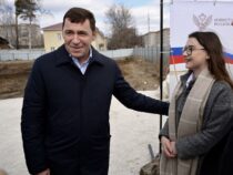 Губернатор Свердловской области Евгений Куйвашев во время рабочего визита в Красноуфимск 17 апреля лично проконтролировал старт строительства нового дома для учителей и врачей.