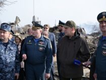 Евгений Куйвашев вместе с главой МЧС Александром Куренковым работают в посёлке Сосьва, пострадавшем от крупного пожара