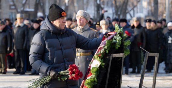 Евгений Куйвашев возложил цветы к памятнику Георгию Жукову в честь Дня защитника Отечества